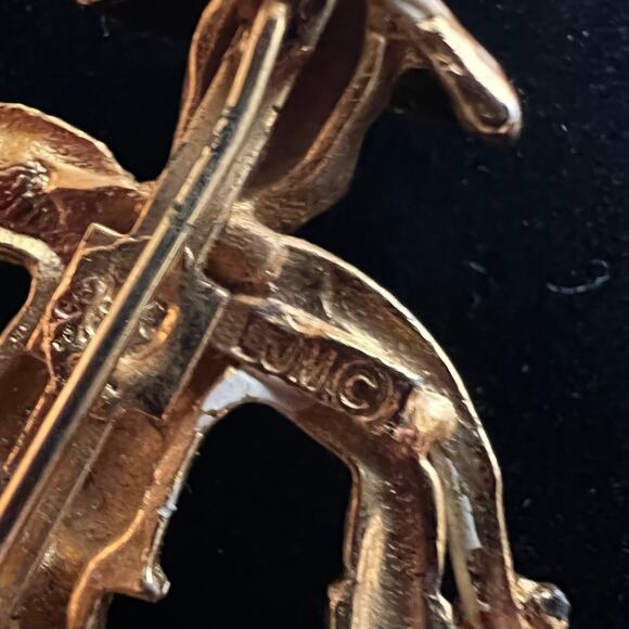 Vintage Asian Themed Brooch, Man Carrying Water Market Buckets Distressed Paint - Picture 3 of 9